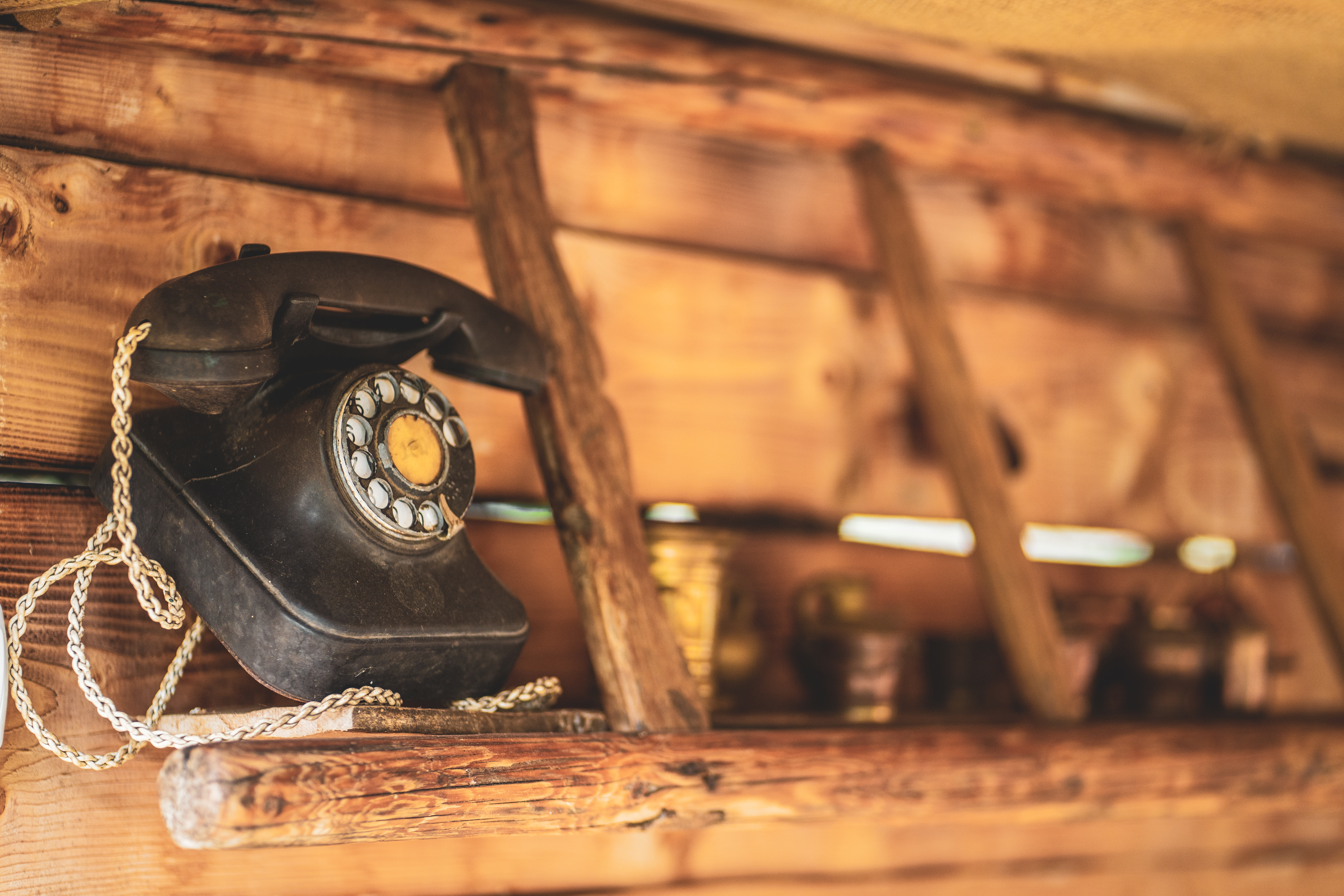 Cort Alexia detaliu telefon vintage